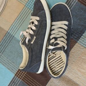 Taos women's canvas shoe